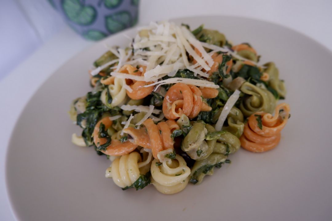 Pasta con berenjena, espinacas y queso crema Pasta con berenjena, espinacas y queso crema