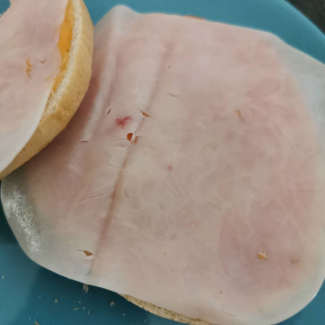 Tostadas con salmorejo y pavo