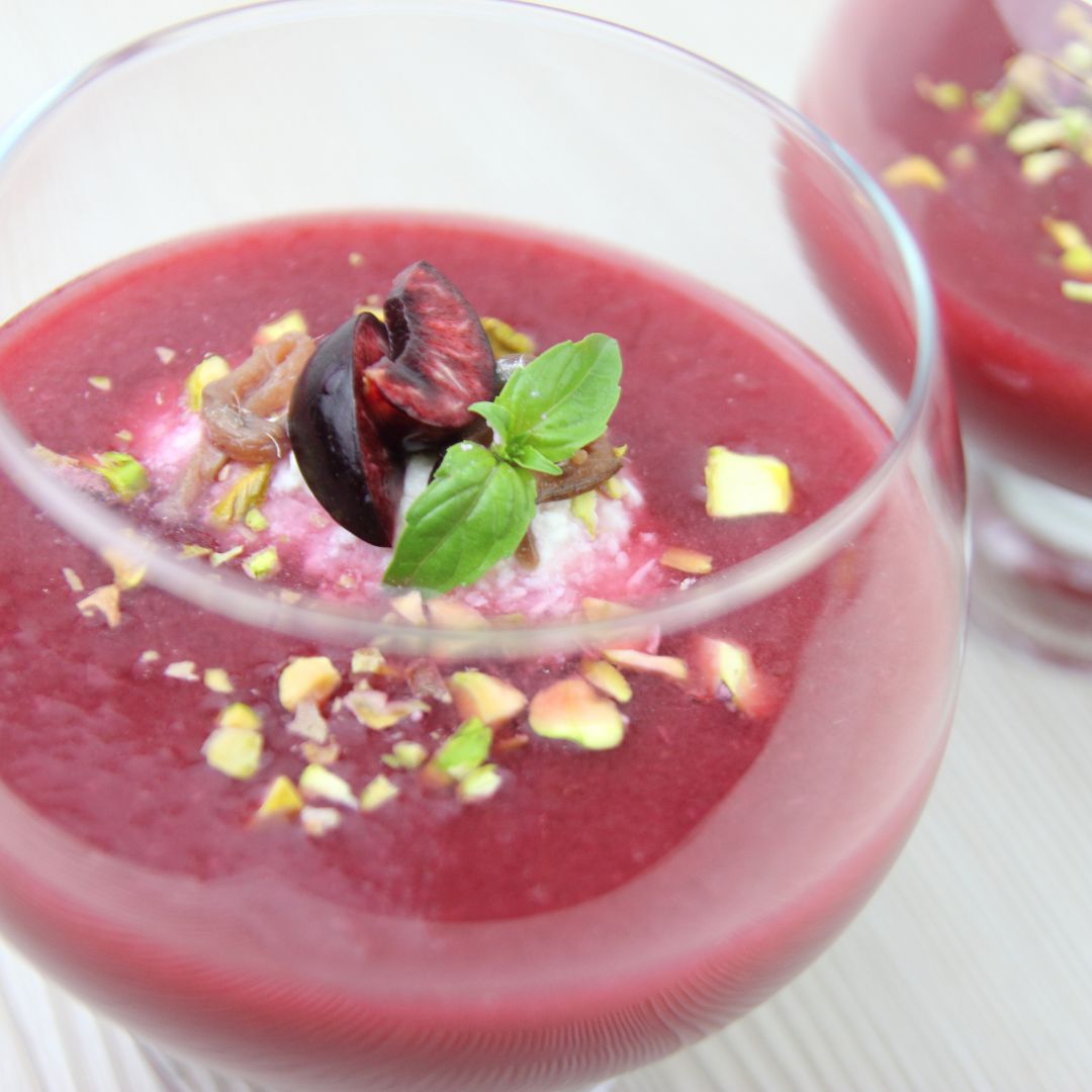 GAZPACHO DE CEREZAS CON QUESO FRESCO Y ANCHOAS GAZPACHO DE CEREZAS CON QUESO FRESCO Y ANCHOAS
