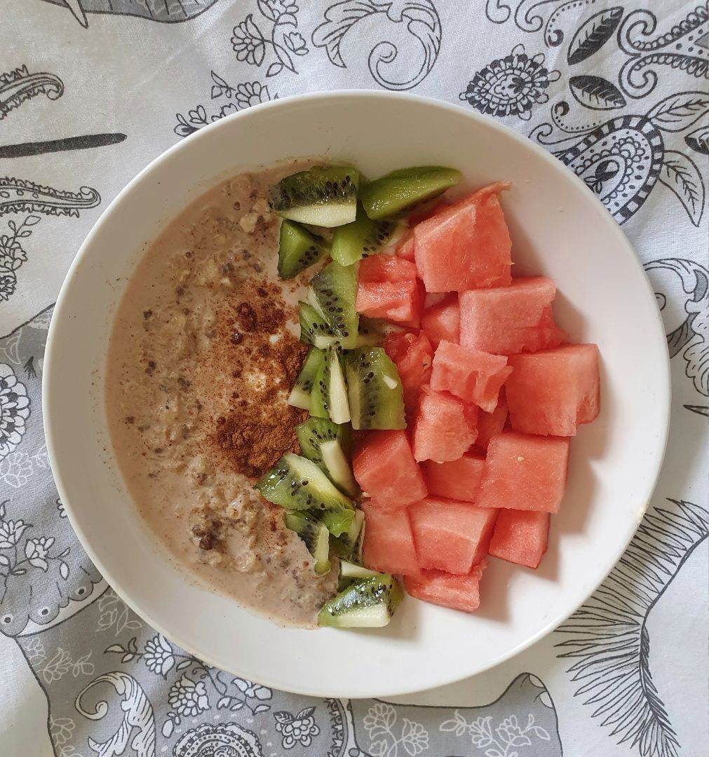 Bowl de yogur, avena y fruta