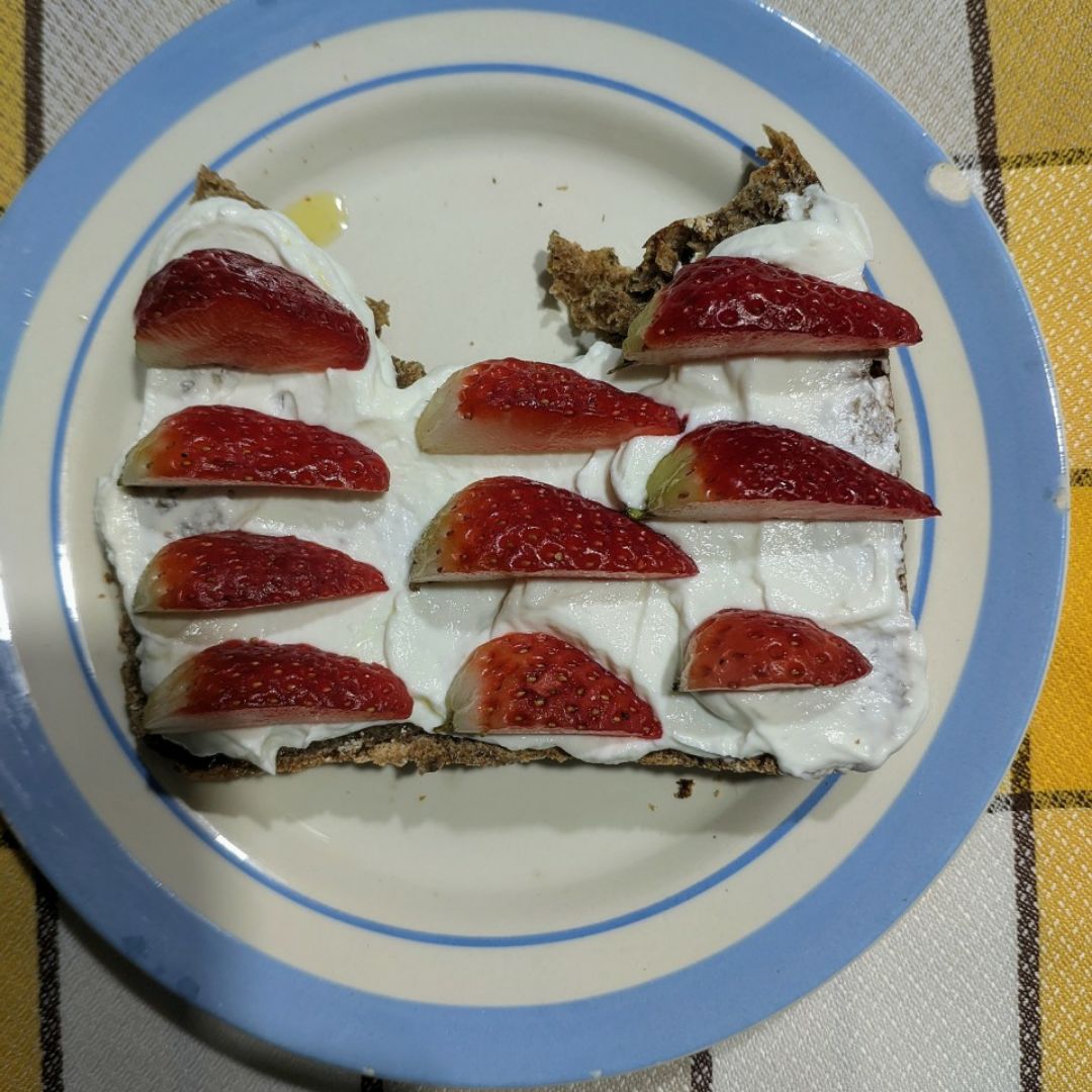 Tostada de pan integral de espelta casero con queso fresco batido tipo quark y fruta Tostada de pan integral de espelta casero con queso fresco batido tipo quark y fruta