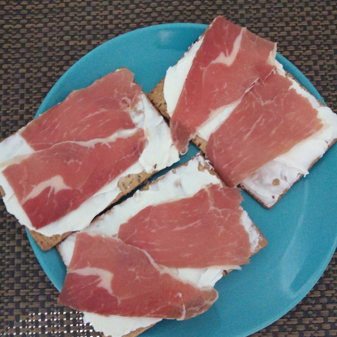 Tostadas de espelta con jamón serrano Tostadas de espelta con jamón serrano