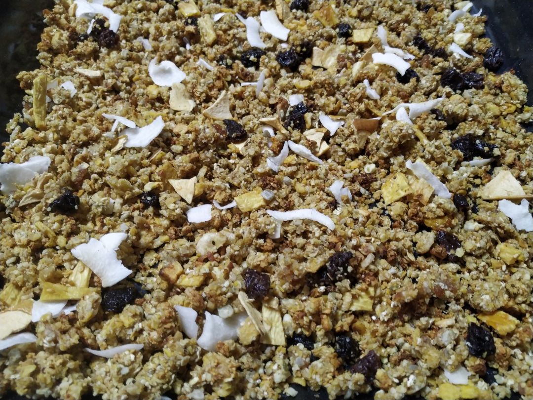 Granola crujiente con avena, maíz, frutos secos y fruta deshidratada Granola crujiente con avena, maíz, frutos secos y fruta deshidratada
