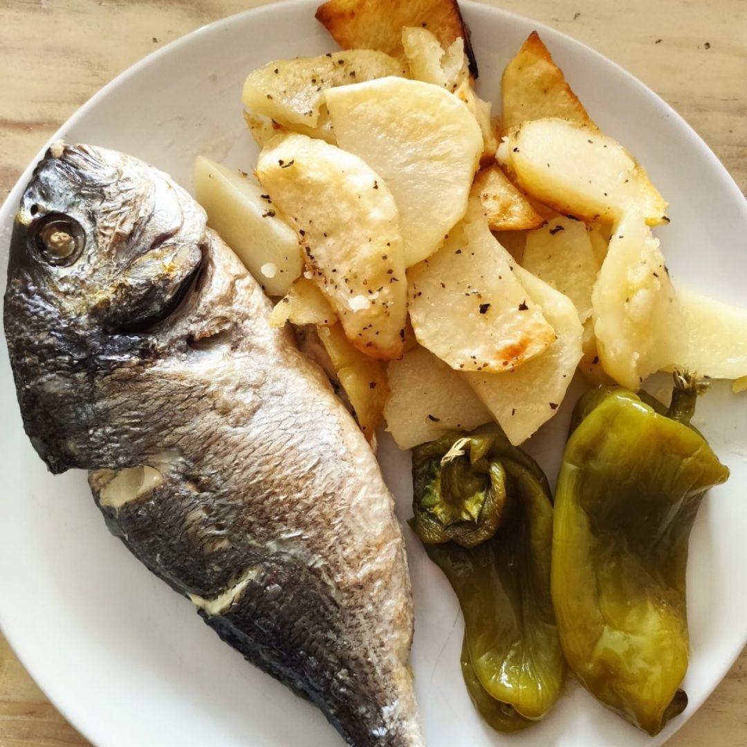 Dorada, patatas y pimientos al horno Dorada, patatas y pimientos al horno