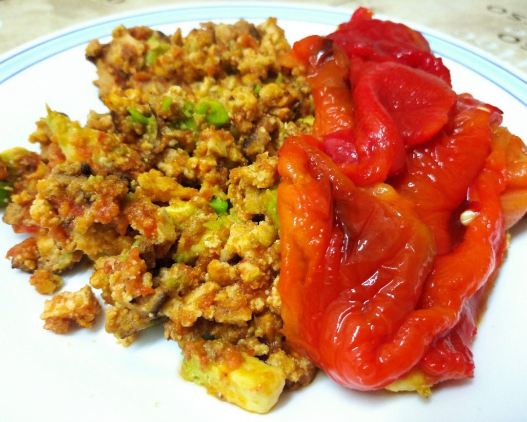 Migas de tofu con pimiento asado