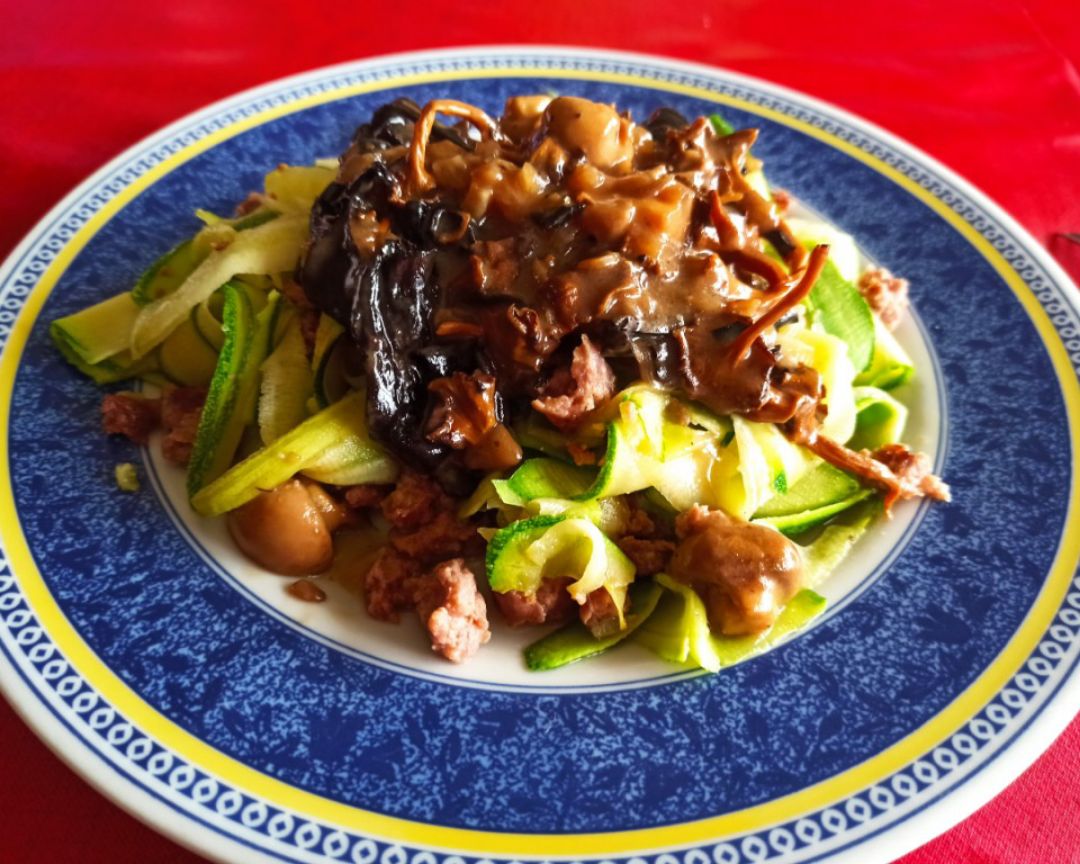 Tallarines de calabacín con salsa de setas y carne picada Tallarines de calabacín con salsa de setas y carne picada
