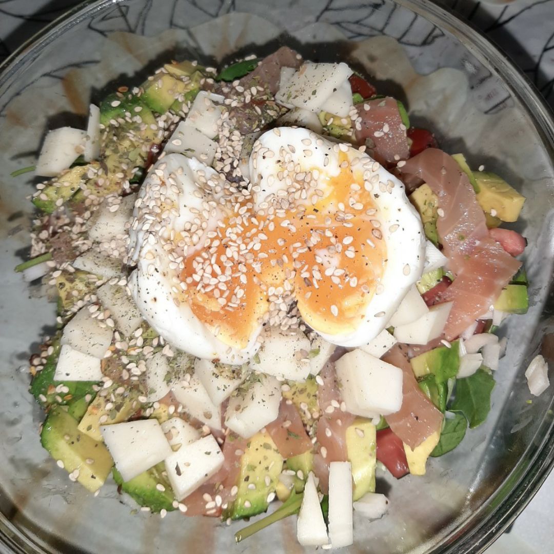 Poke de salmón, mango y huevo mollet Poke de salmón, mango y huevo mollet