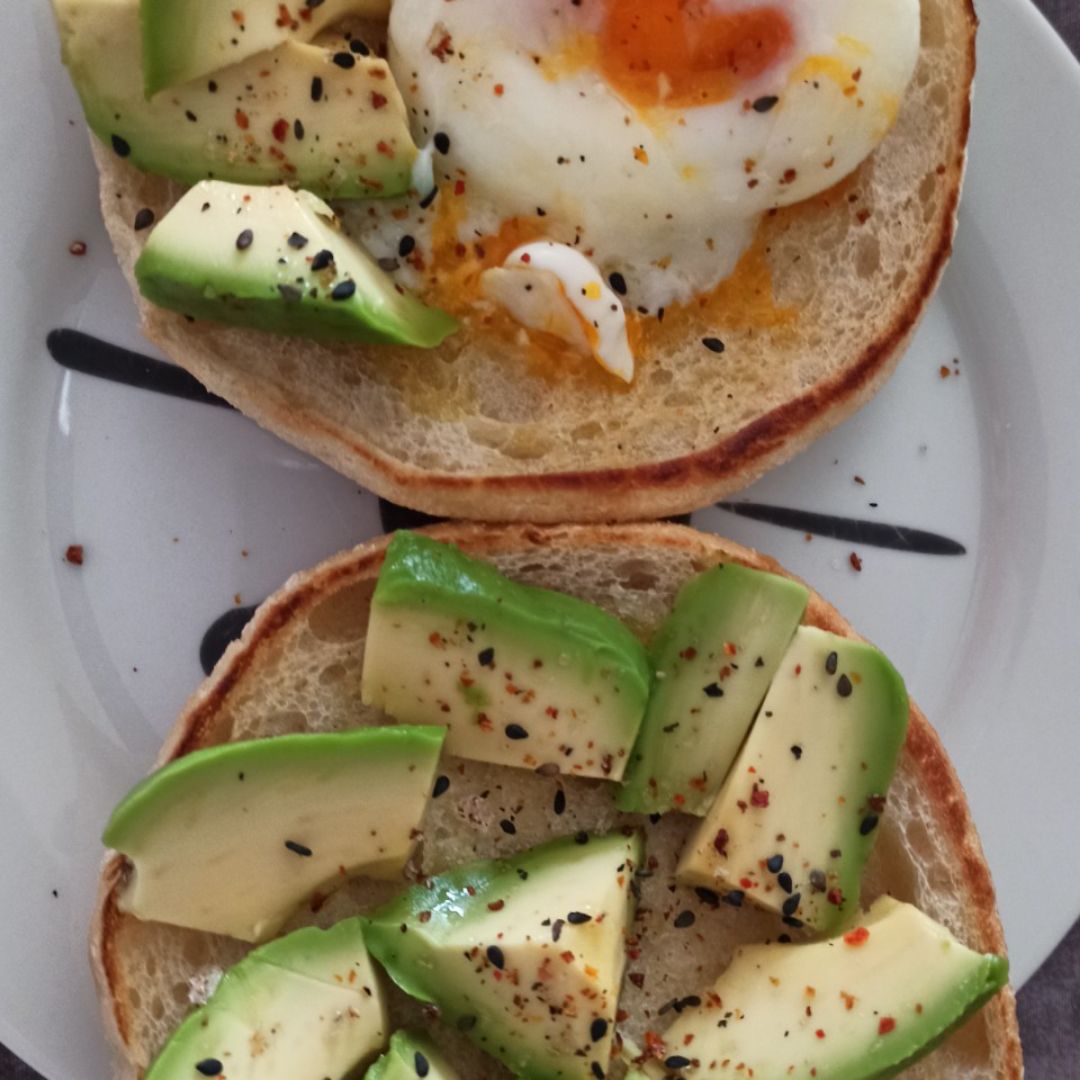 Tostadas con aguacate y huevo Tostadas con aguacate y huevo