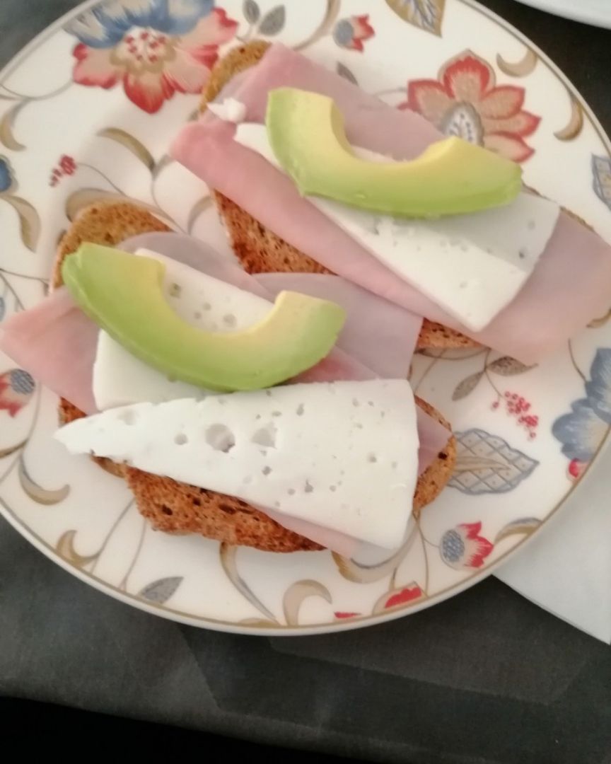 Pan integral (queso jamón y aguacate) 