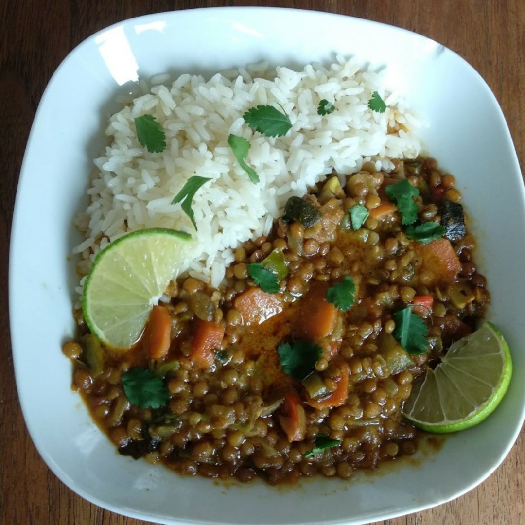 Lentejas tradicionales con curry y arroz Lentejas tradicionales con curry y arroz