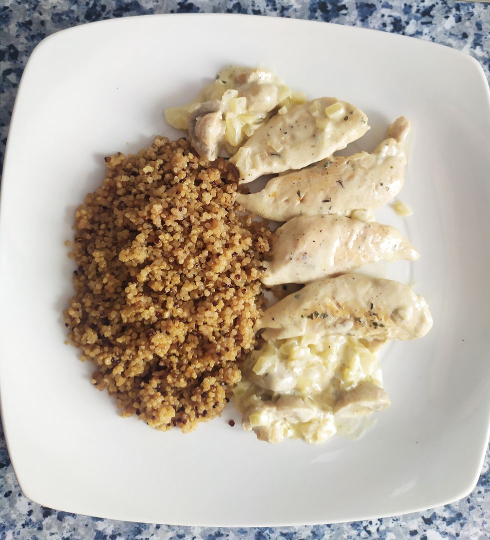Solomillos de pavo 🦃 guisado con champiñones 🍄 en salsa y quinoa Solomillos de pavo 🦃 guisado con champiñones 🍄 en salsa y quinoa