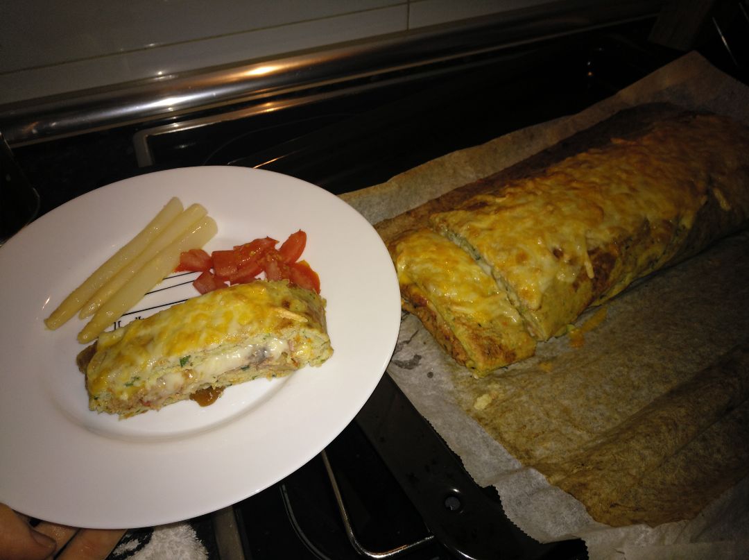 Rollo de calabacín relleno de carne con verduras