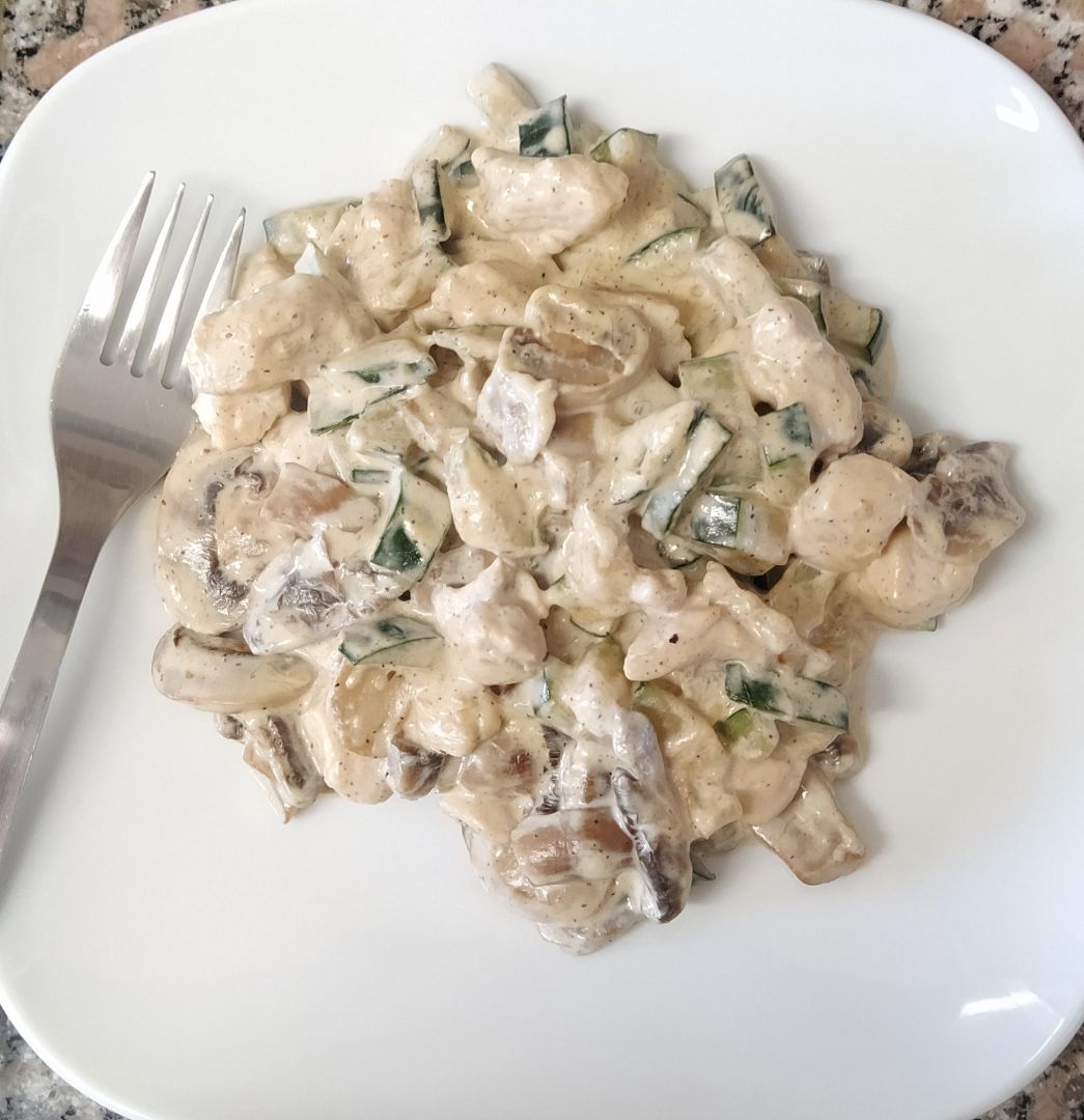 Calabacín con pollo, champis y nata. Calabacín con pollo, champis y nata.
