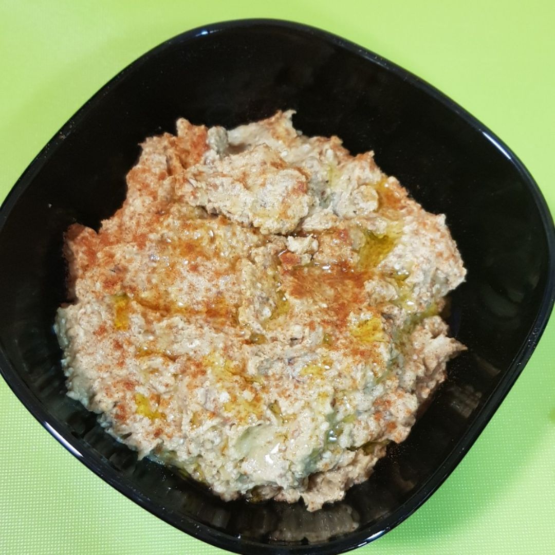 Hummus de garbanzo y berenjena con nueces. Hummus de garbanzo y berenjena con nueces.