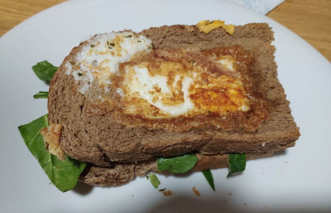 Huevo en pan de centeno 