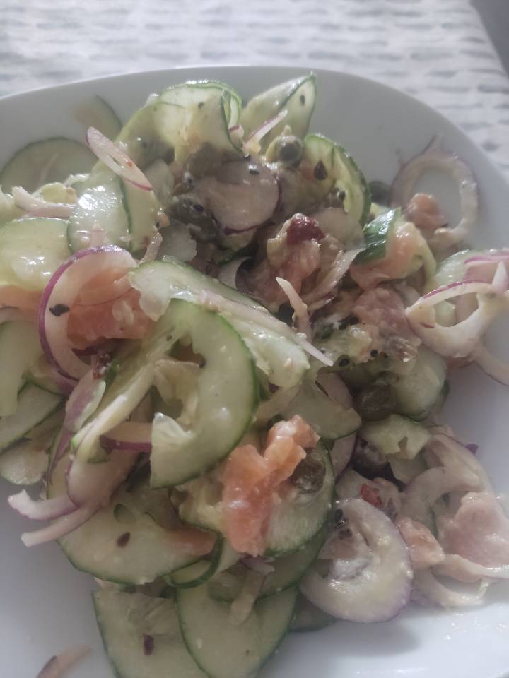 Ensalada de pepino y salmón ahumado Ensalada de pepino y salmón ahumado