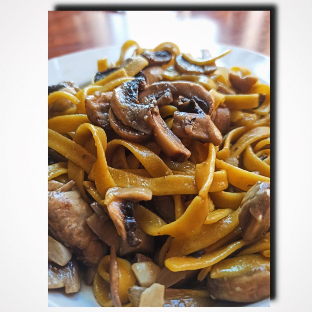 Nidos de cúrcuma con champiñones. Nidos de cúrcuma con champiñones.