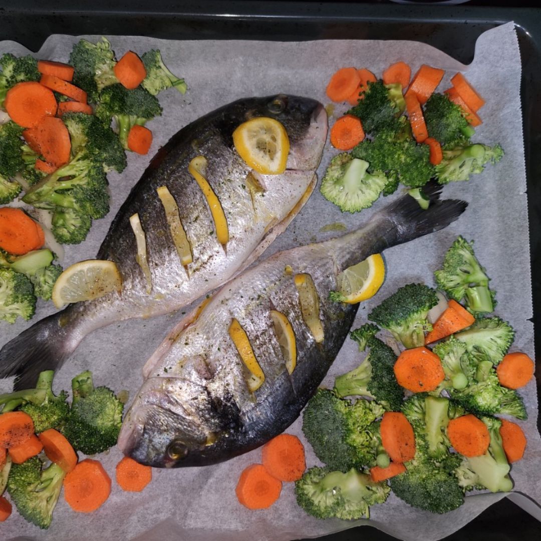 Dorada al horno con brócoli y zanahoria