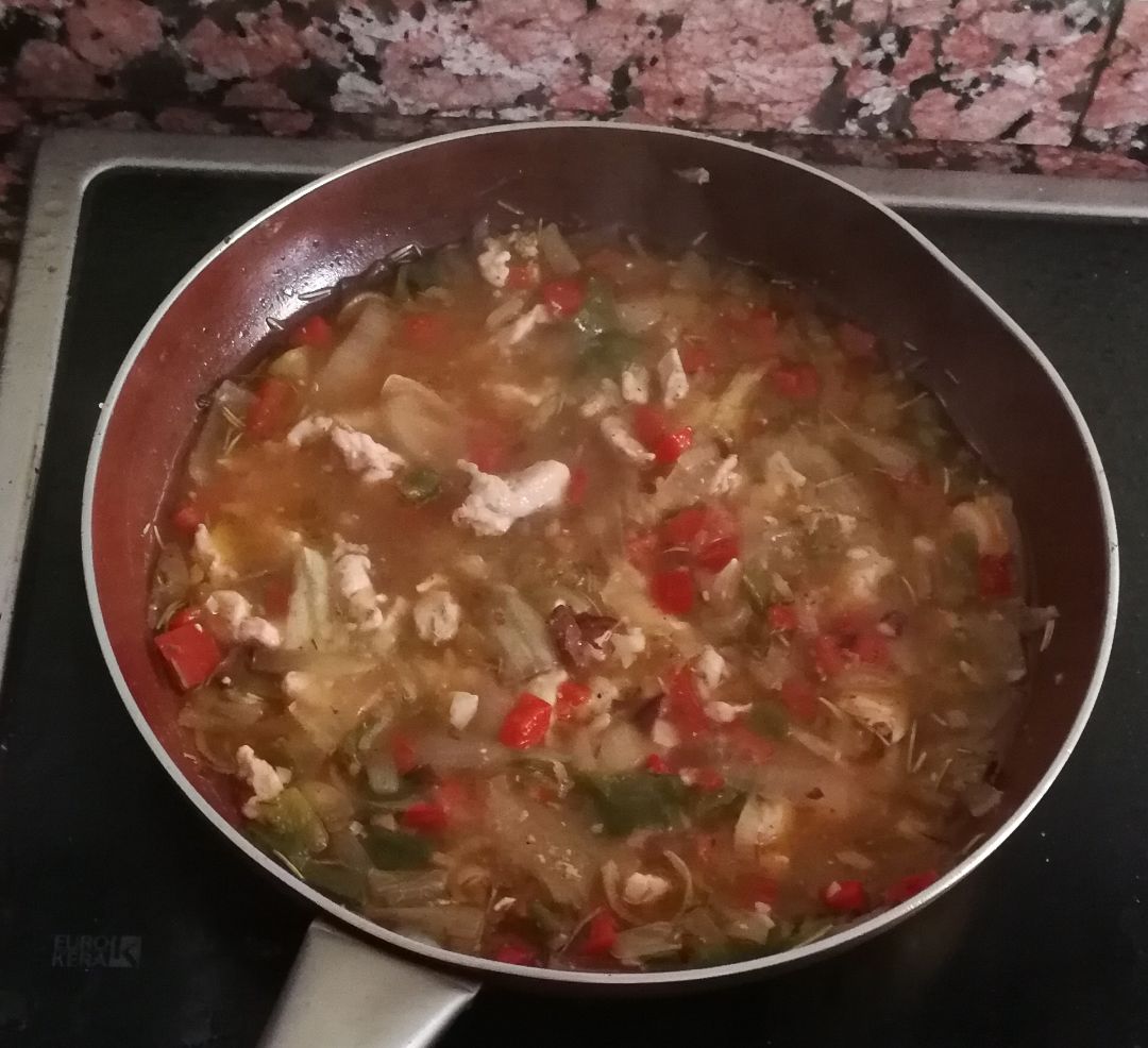 Pollo en salsa de almendras, romero y verduras 🍲🍗 Paso 2 Pollo en salsa de almendras, romero y verduras 🍲🍗 Paso 2