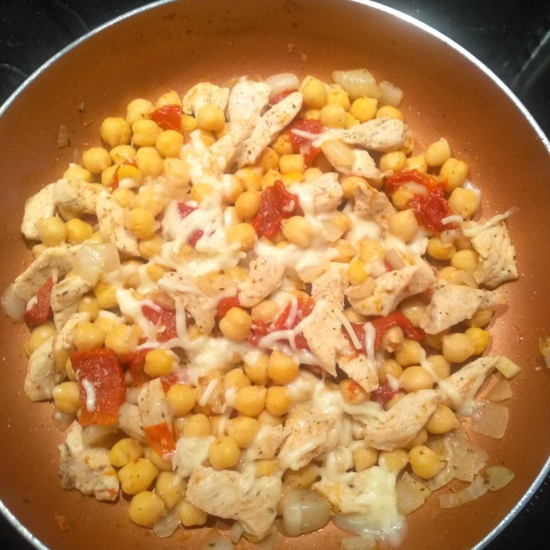 Garbanzos con pollo y pimiento