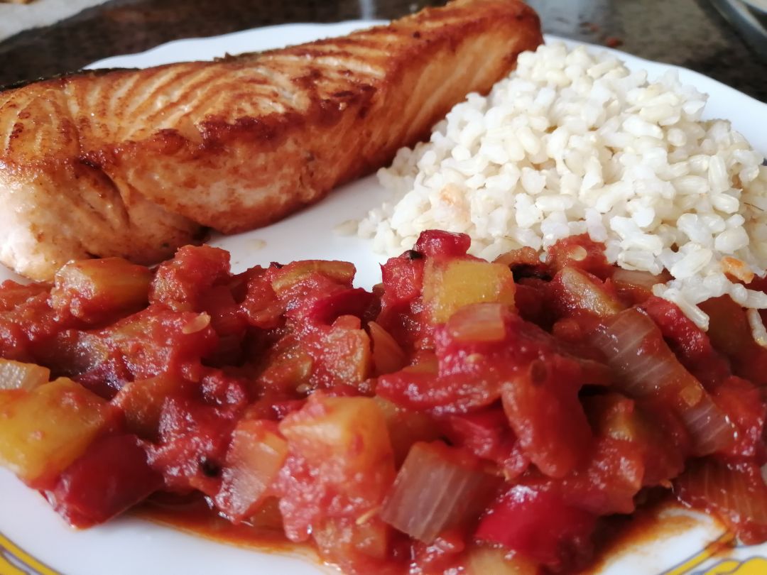 Salmon con pisto y arroz Salmon con pisto y arroz