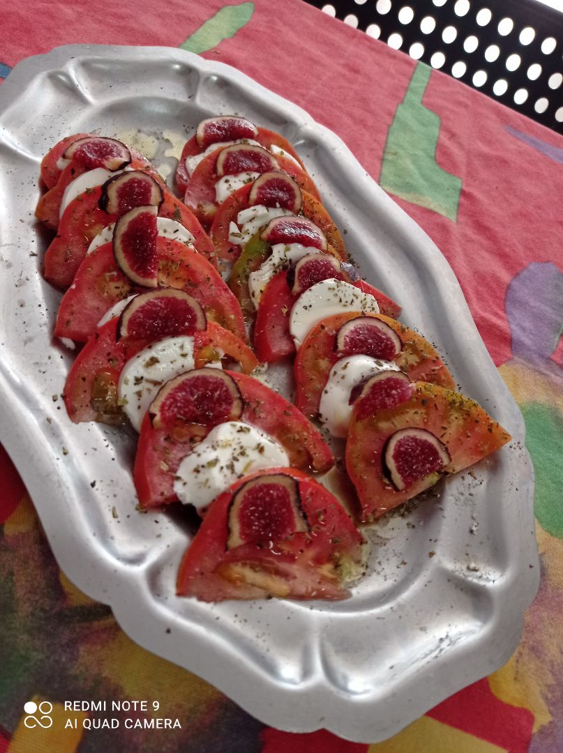 Ensalada tomate, queso, higos