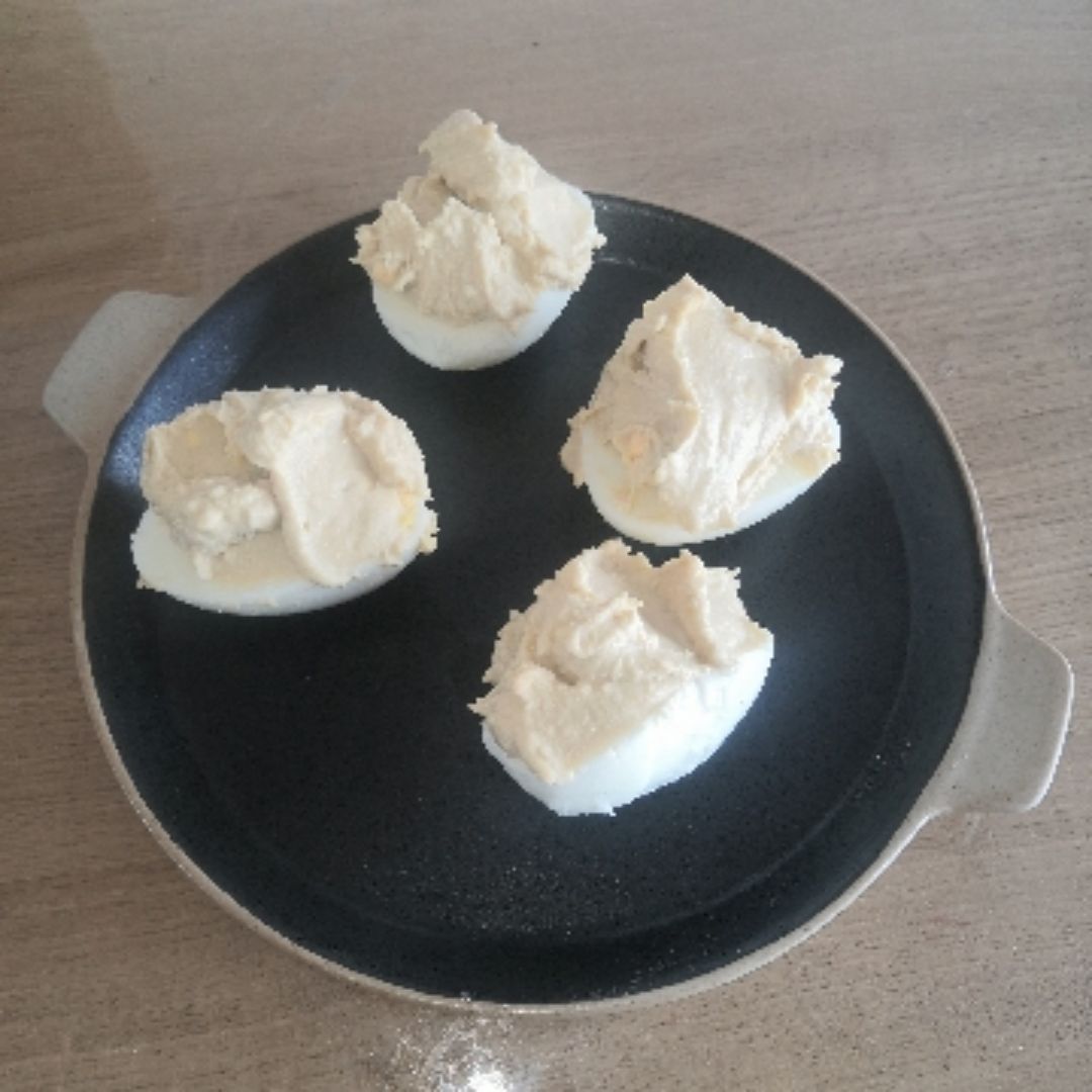 Huevos hervidos rellenos de hummus