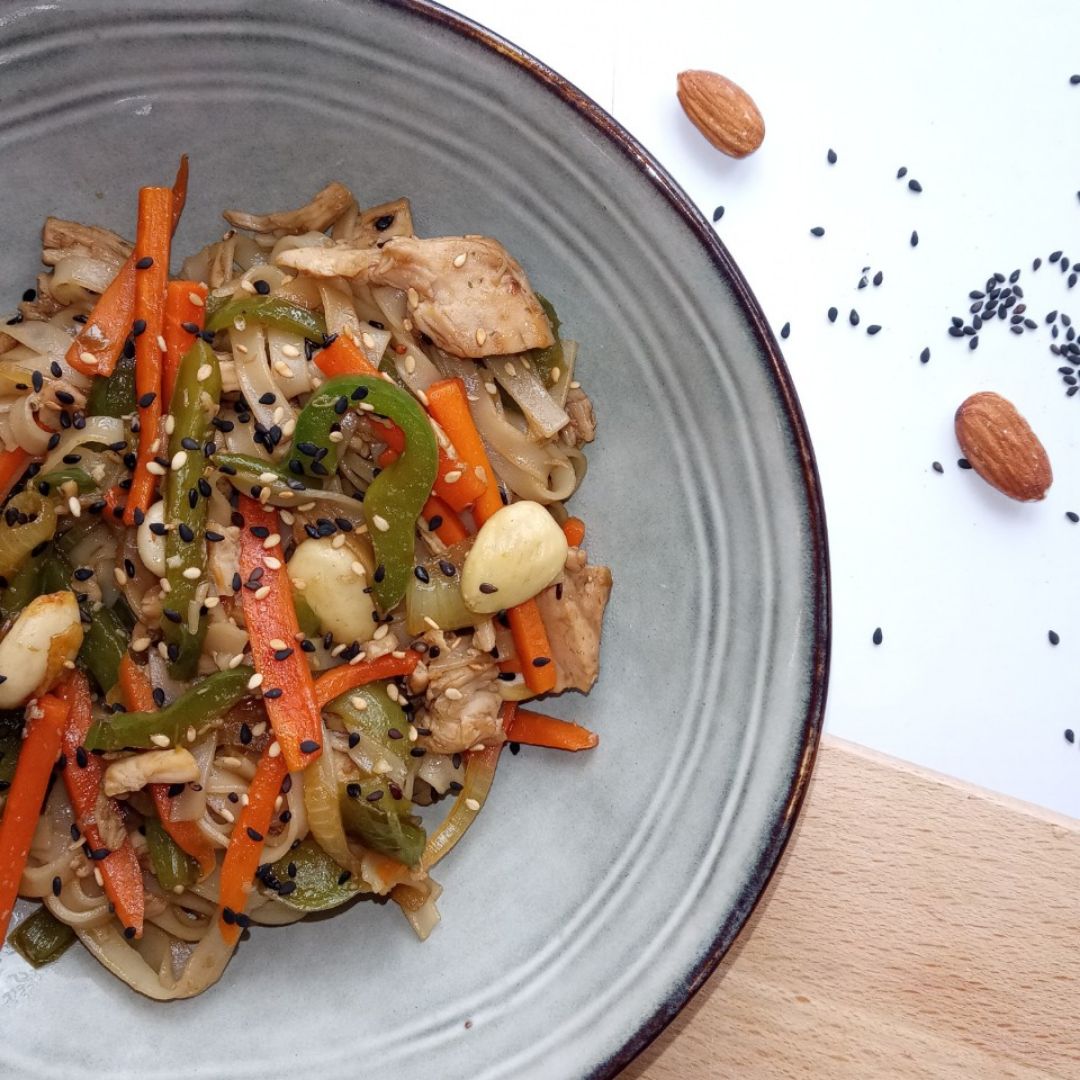 Wok de pollo con almendras y verduras