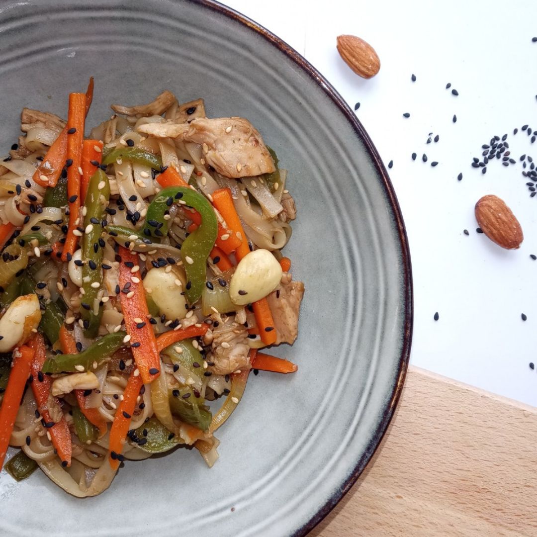 WOK DE POLLO CON ALMENDRAS WOK DE POLLO CON ALMENDRAS
