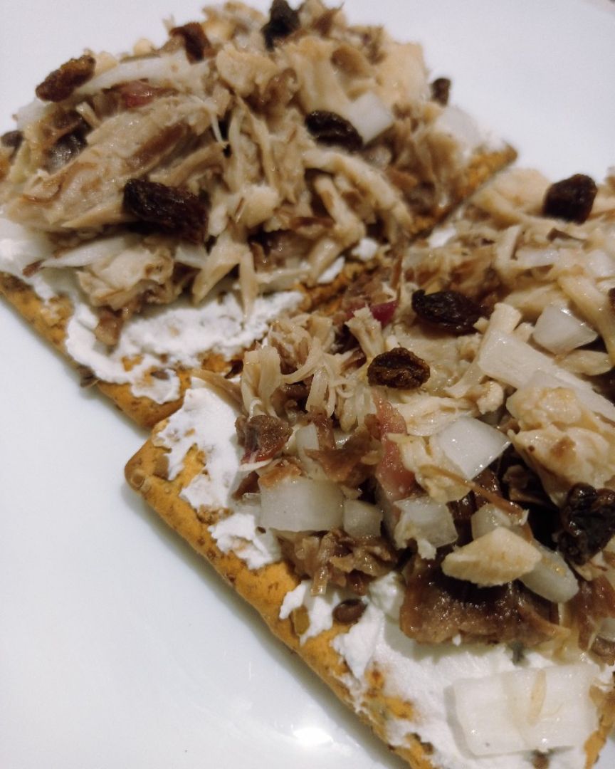 Ropa vieja sobre tostas de sésamo Ropa vieja sobre tostas de sésamo