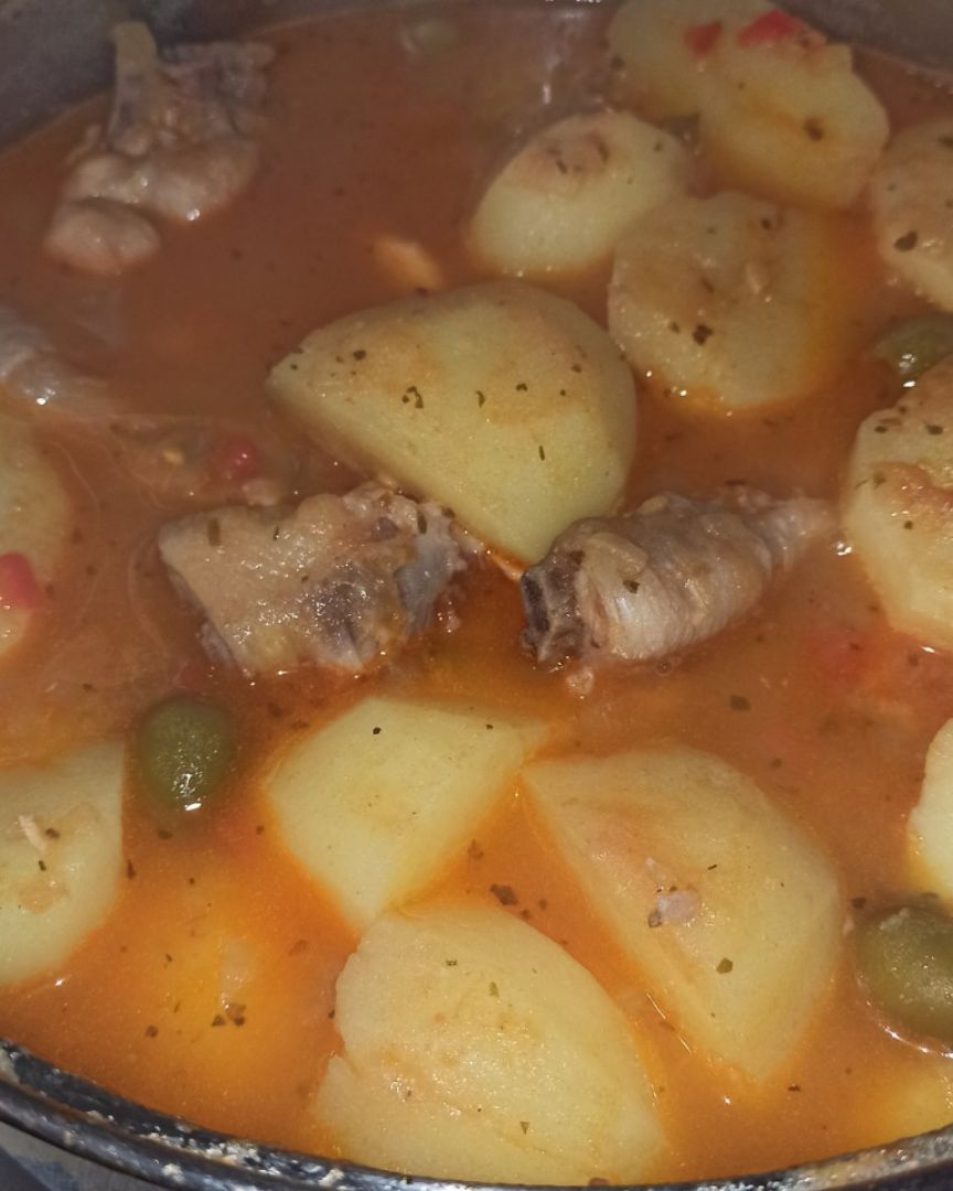 Pollo en salsa con papas Pollo en salsa con papas