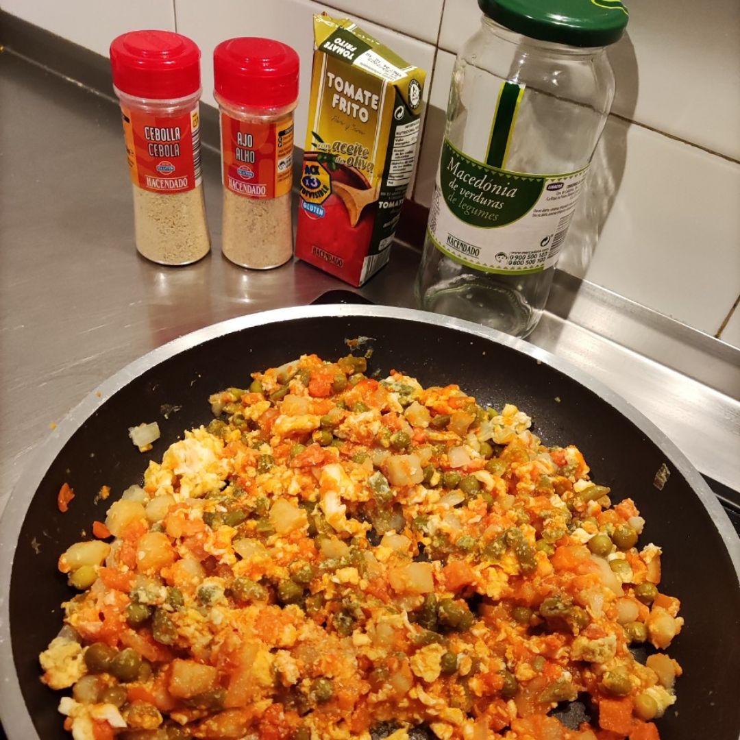 Macedonia de verduras con huevos y tomate Macedonia de verduras con huevos y tomate