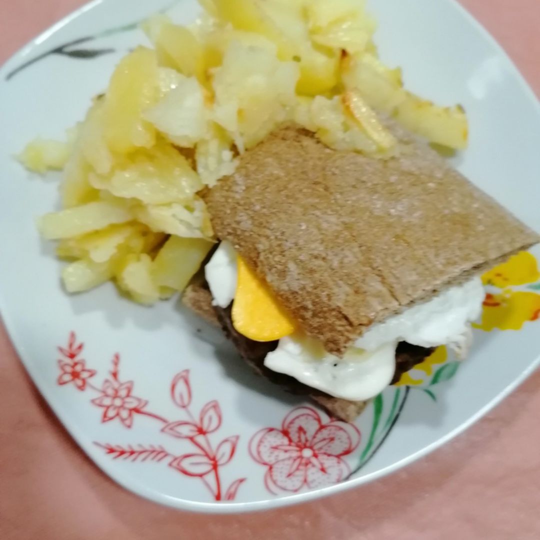 Patatas al horno con hamburguesa Patatas al horno con hamburguesa