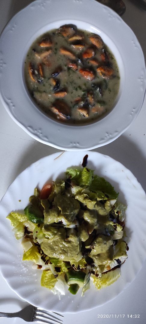 Ensalada mixta,con guacamole casero. Y mejillones en salsa verde. Ensalada mixta,con guacamole casero. Y mejillones en salsa verde.
