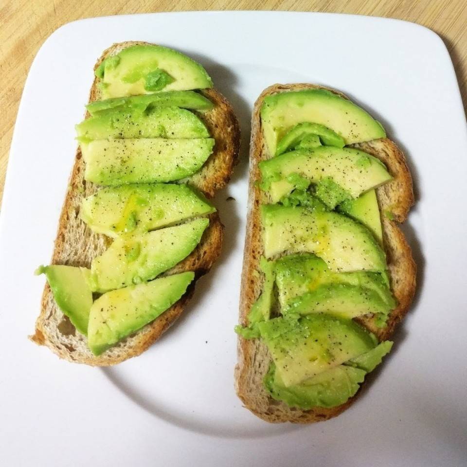 Tostadas con aguacate y huevos cocidos Tostadas con aguacate y huevos cocidos