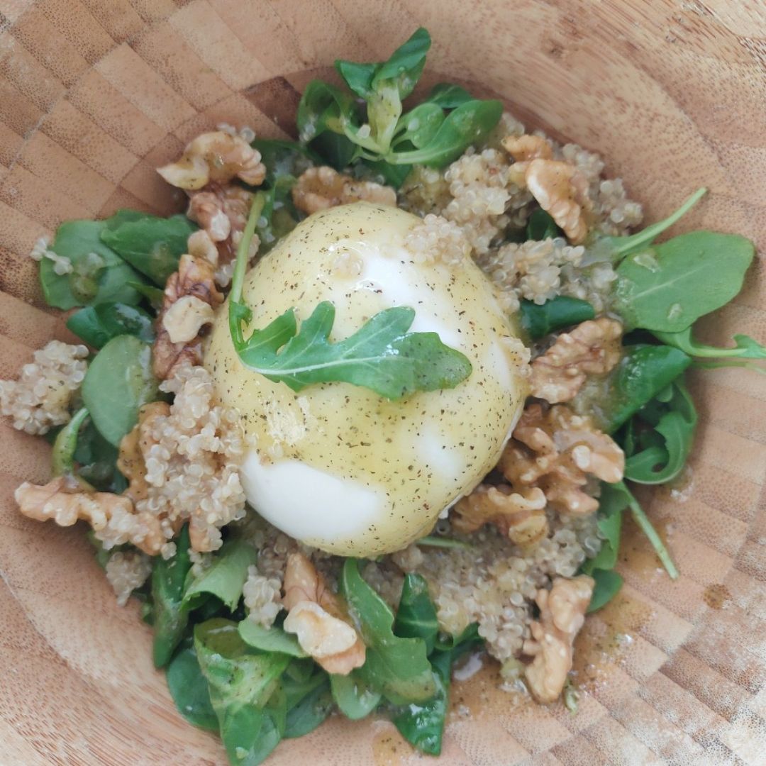 Ensalada con burrata y pesto Ensalada con burrata y pesto