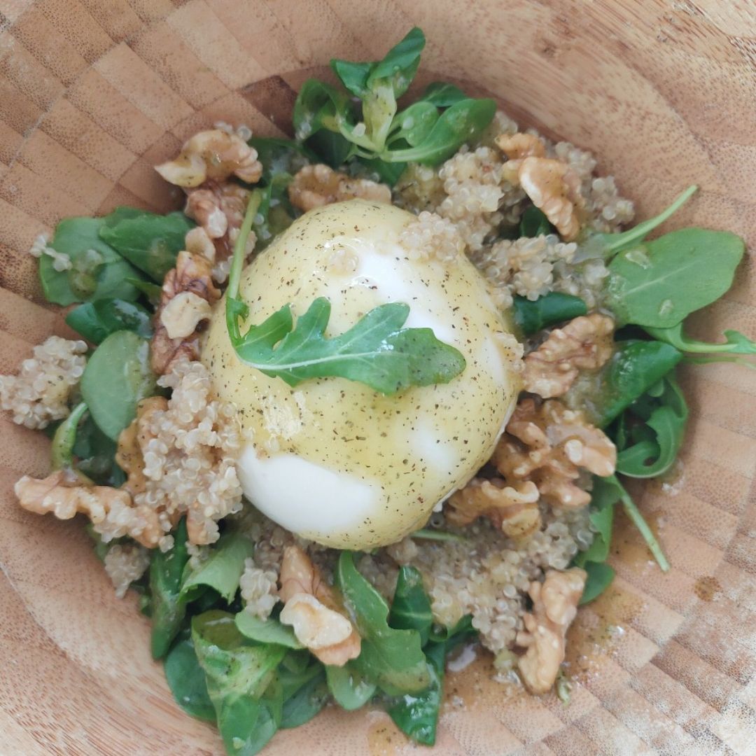 Ensalada con burrata y pesto