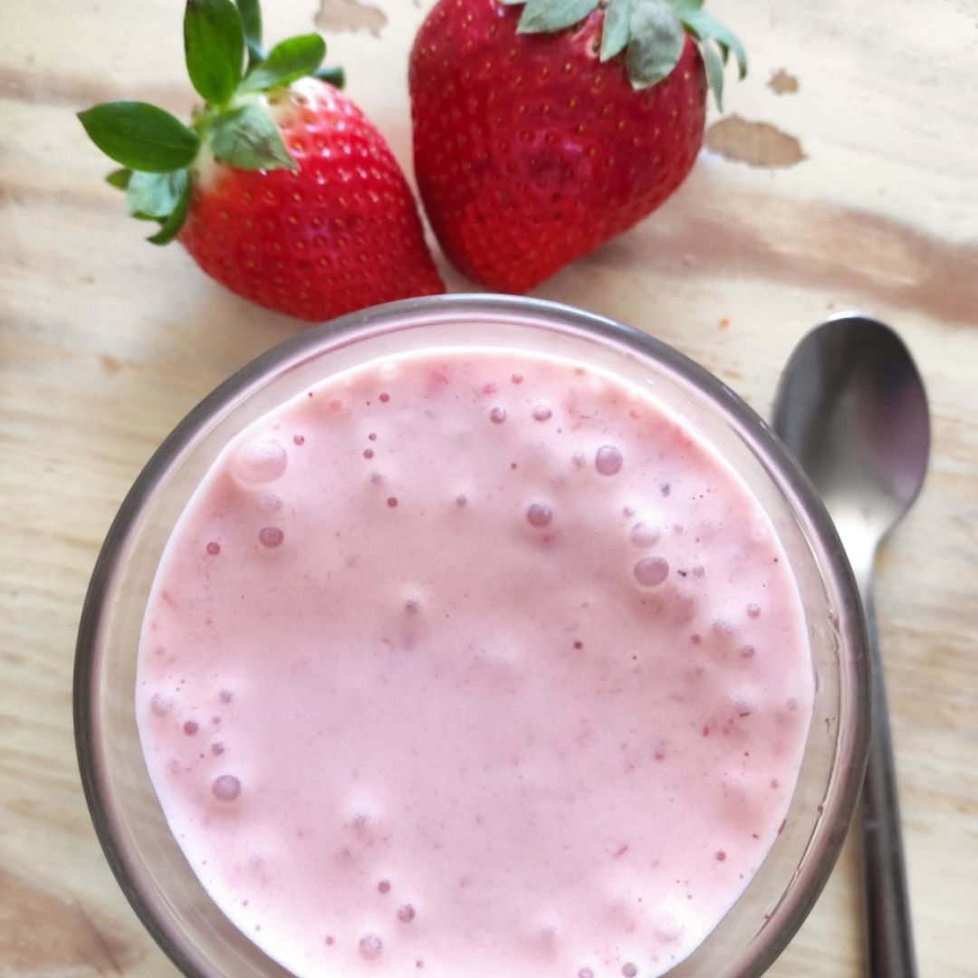 Batido de yogur griego, fresa y plátano