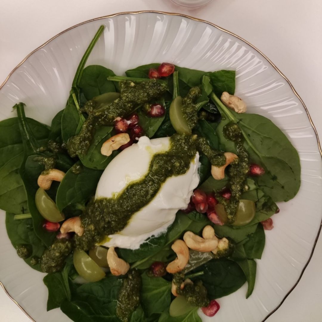 Ensalada de espinacas, burrata y pesto casero Ensalada de espinacas, burrata y pesto casero