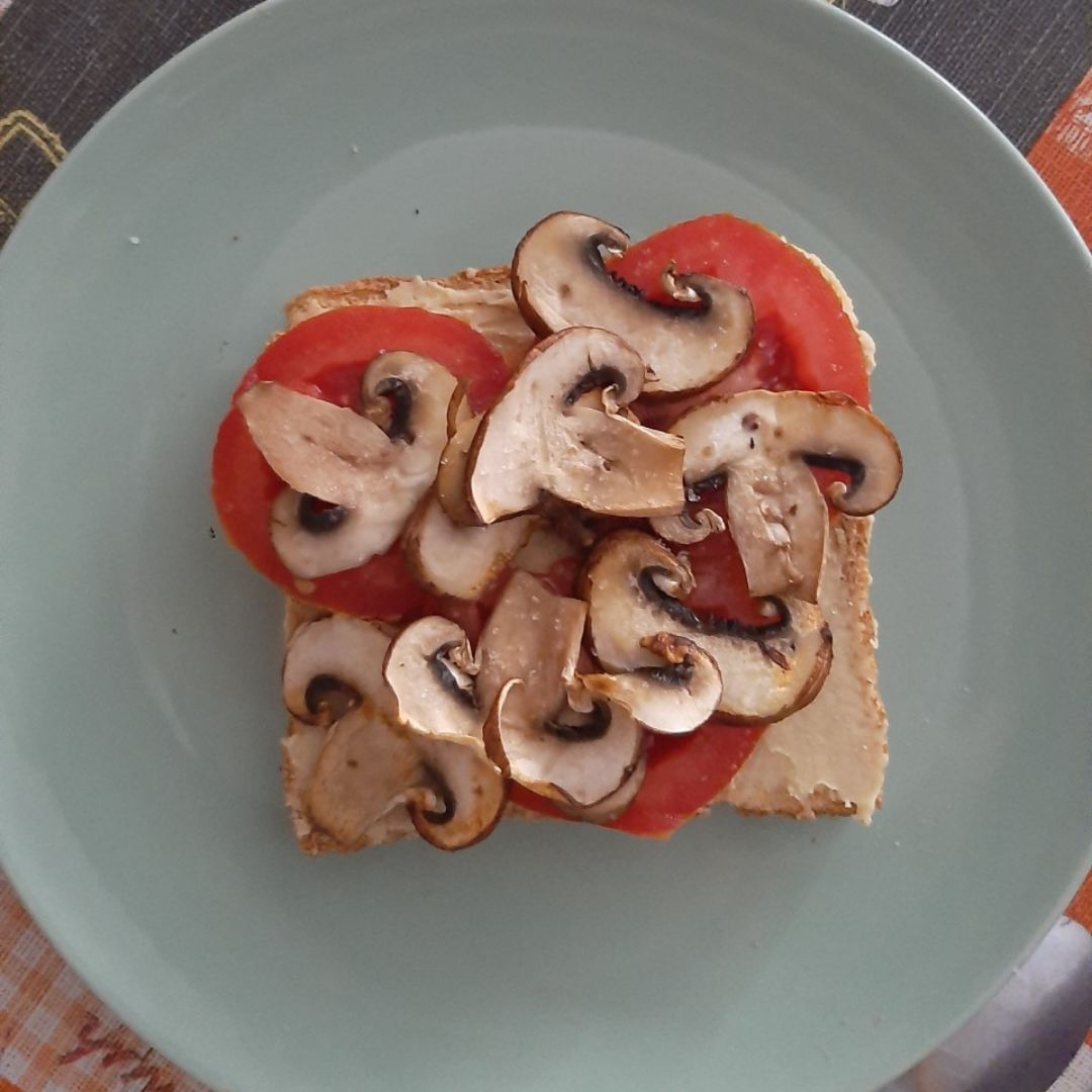 Tostada de hummus, tomate y champiñones 