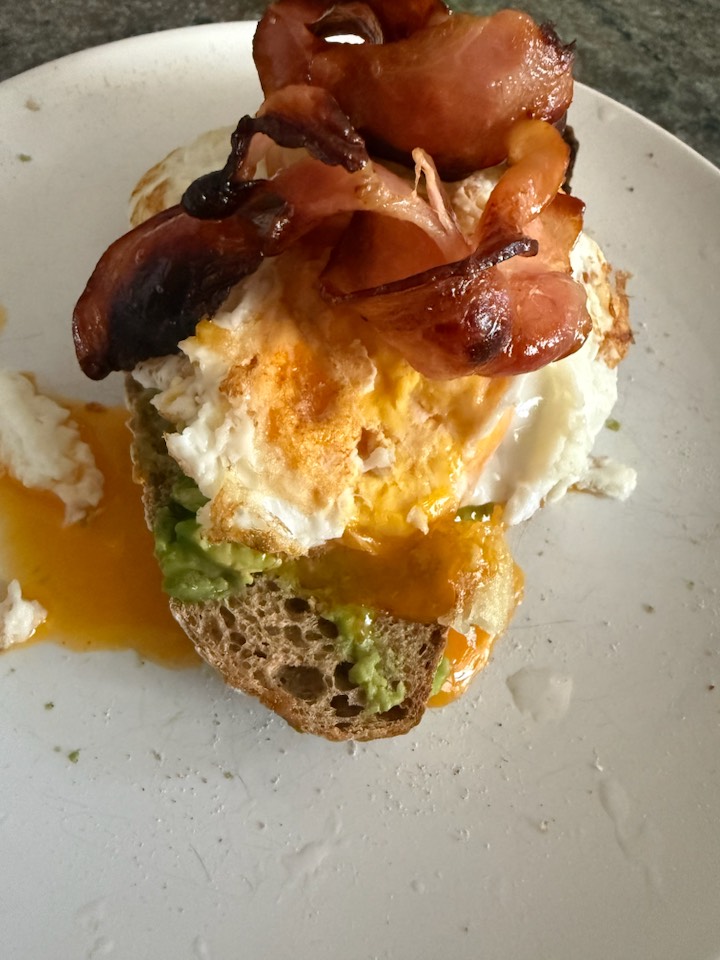 Tosta de aguacate huevo queso y bacon 