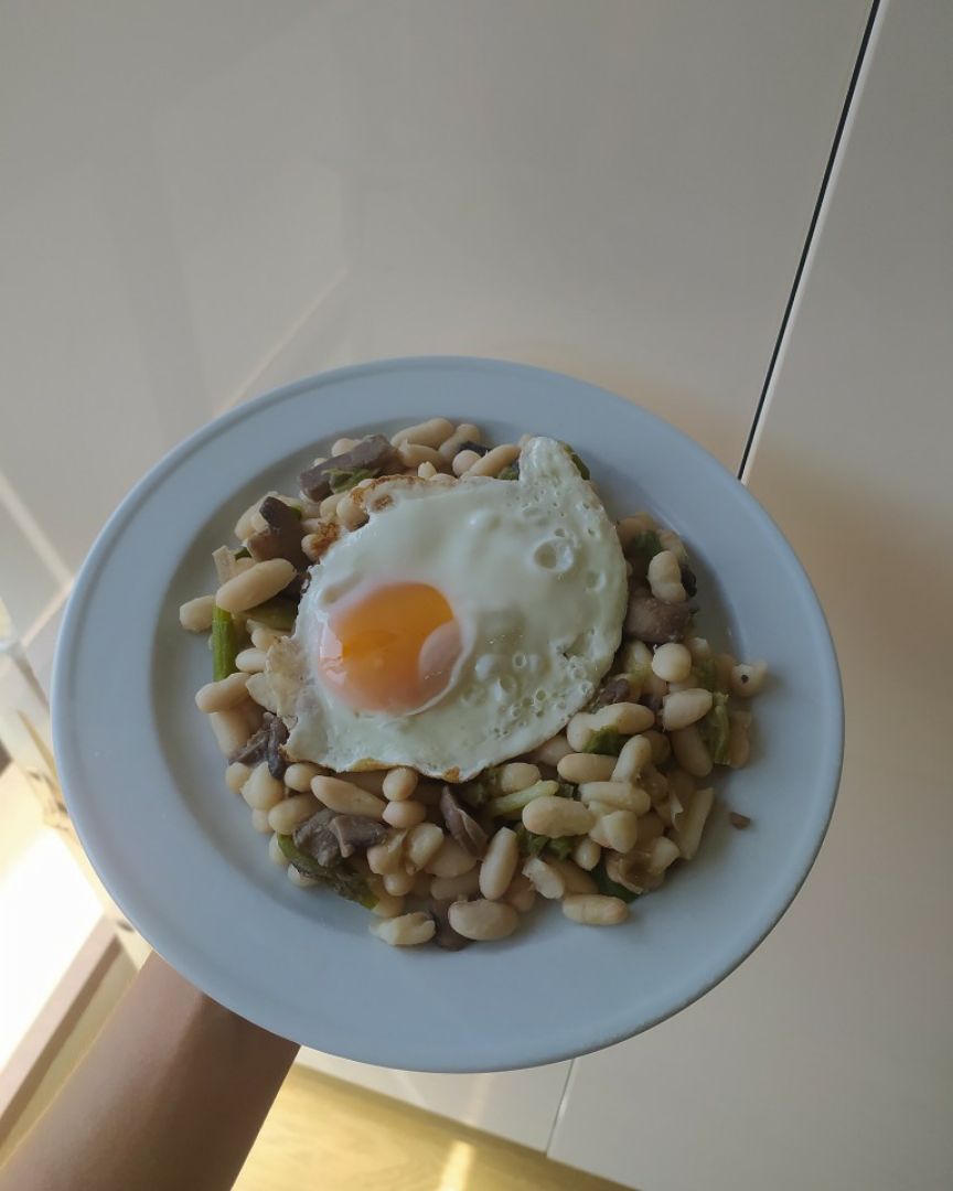 Alubias salteadas con verduras y  huevo plancha🍳