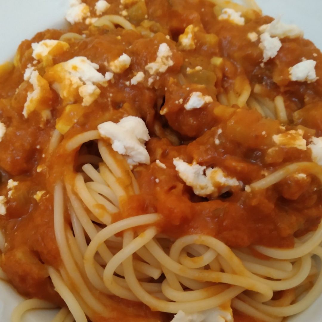 Espaguetis con tomate y queso de cabra Espaguetis con tomate y queso de cabra