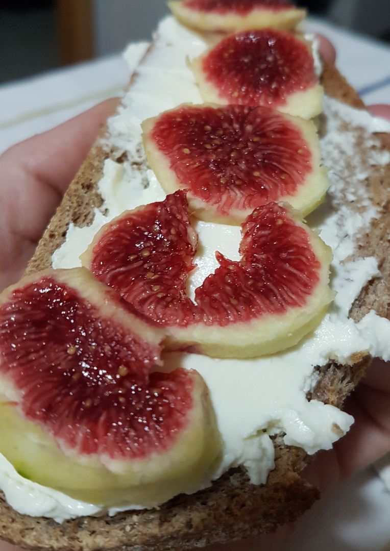 Tostadas Integrales con queso y higos 