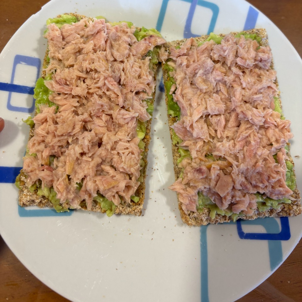 Tostadas de centeno y sésamo con aguacate y atún