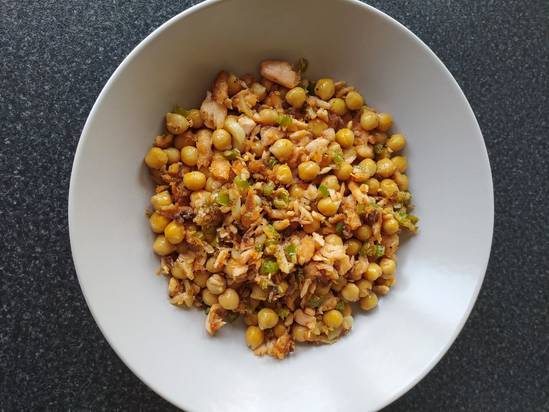 Garbanzos con salmón y pimiento 🤤