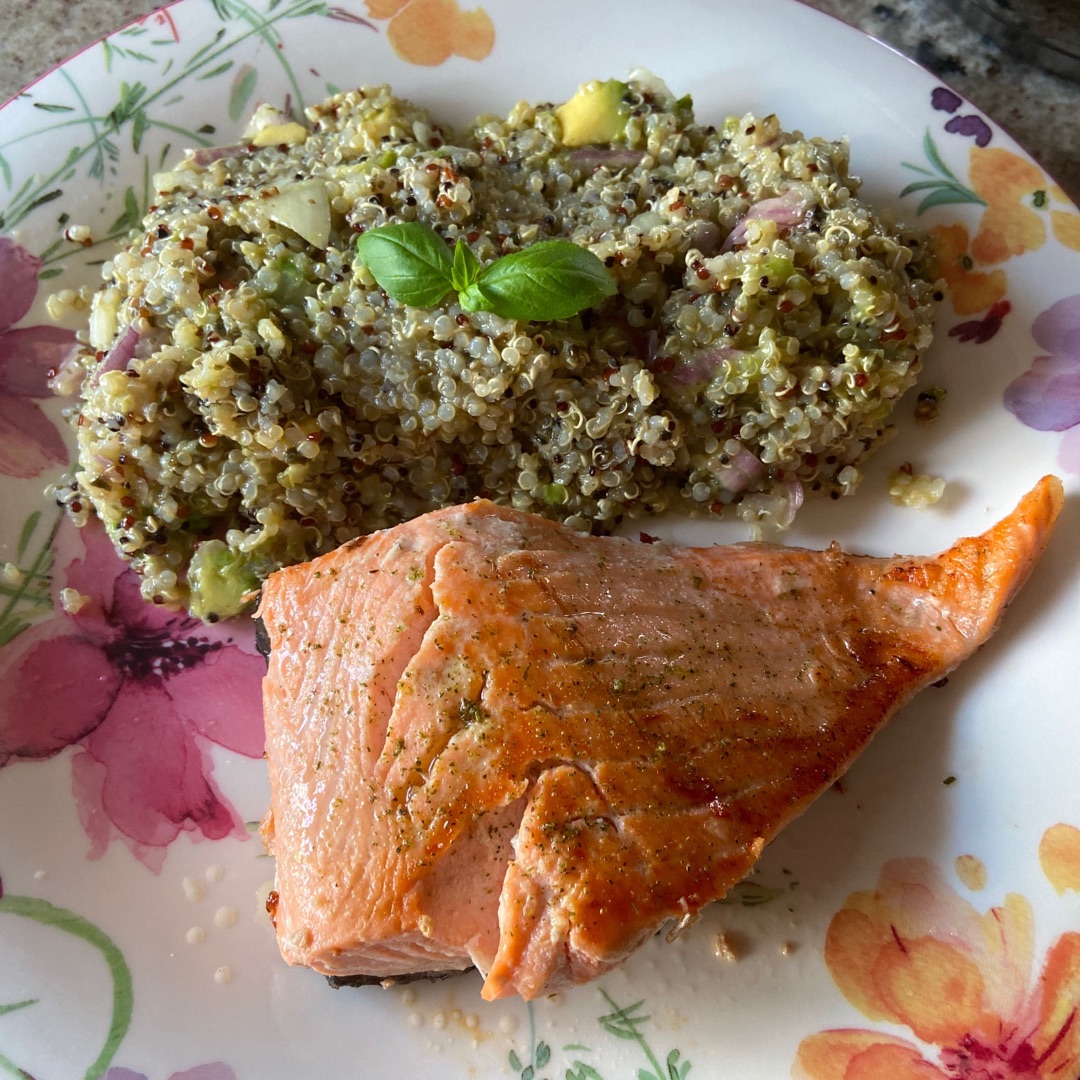 Ensalada de quinoa y aguacate  con salmón 