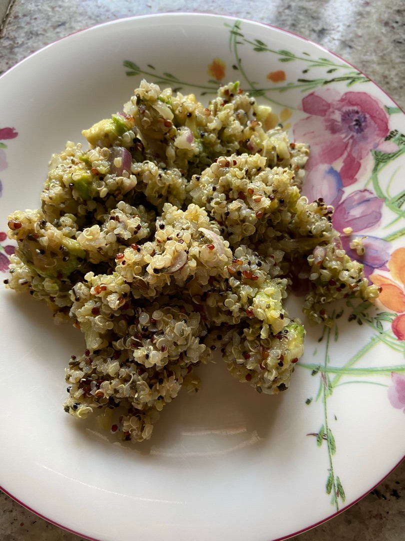 Ensalada de quinoa y aguacate  con salmón Step 0