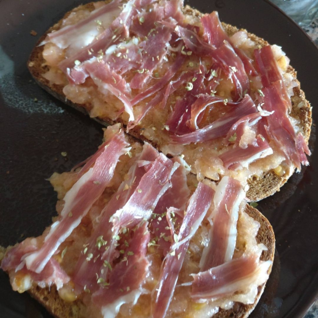 Tostada integral de tomate y jamón serrano