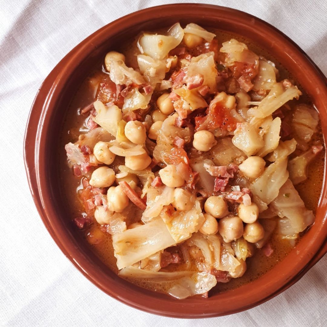 Guiso de col y garbanzos con jamón. Guiso de col y garbanzos con jamón.